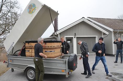 Söndagen den 15 april är en milstolpe i Dalslands ballongklubbs historia. En ny klubballong anlände! Den levererades ända hem till de lokala piloternas garageuppfart. Så snart släpkärran öppnades spred sig glada miner.